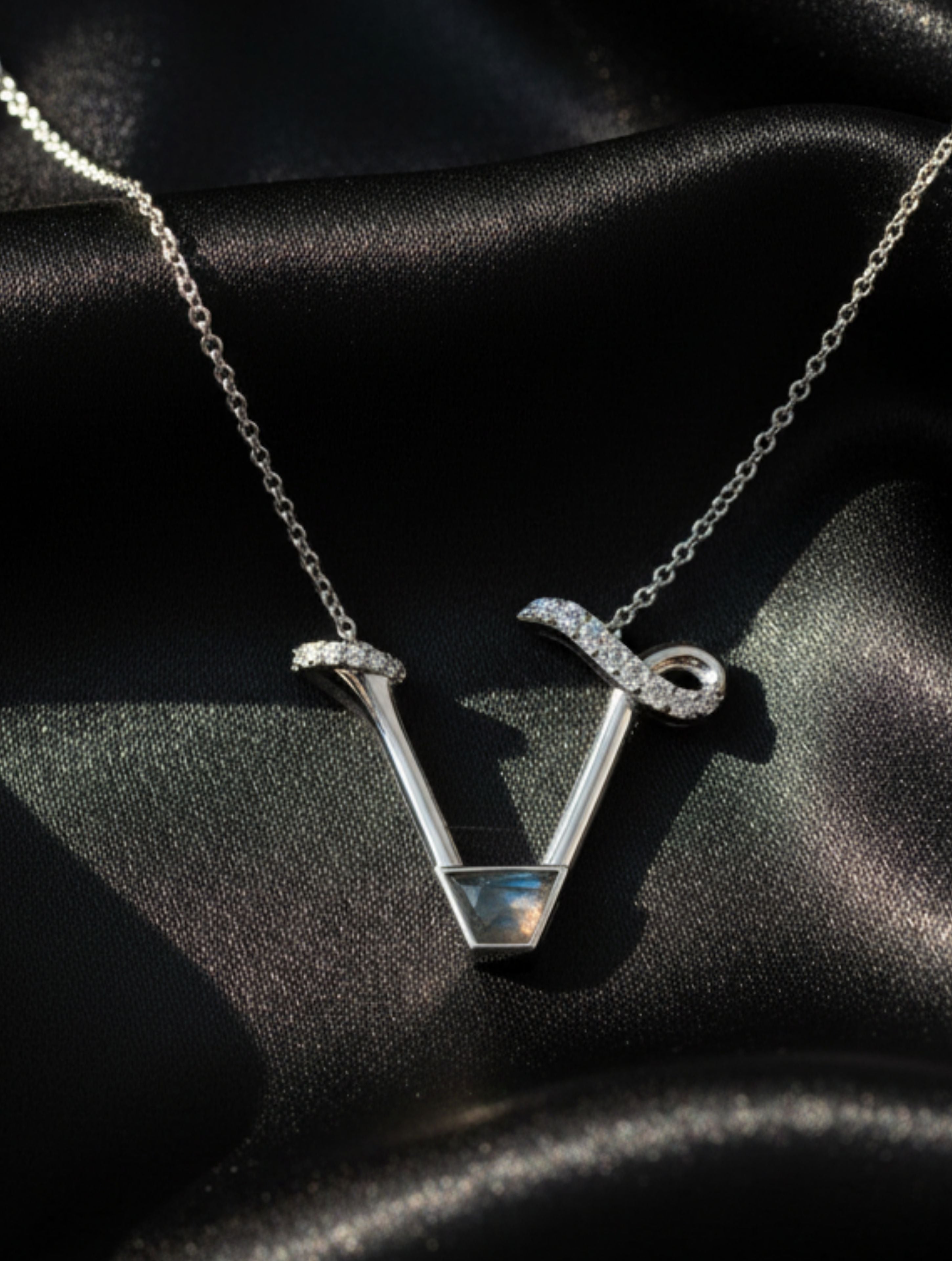Signery ‘V’ Initial Pendant – Labradorite Moissanite & Rhodium Plated