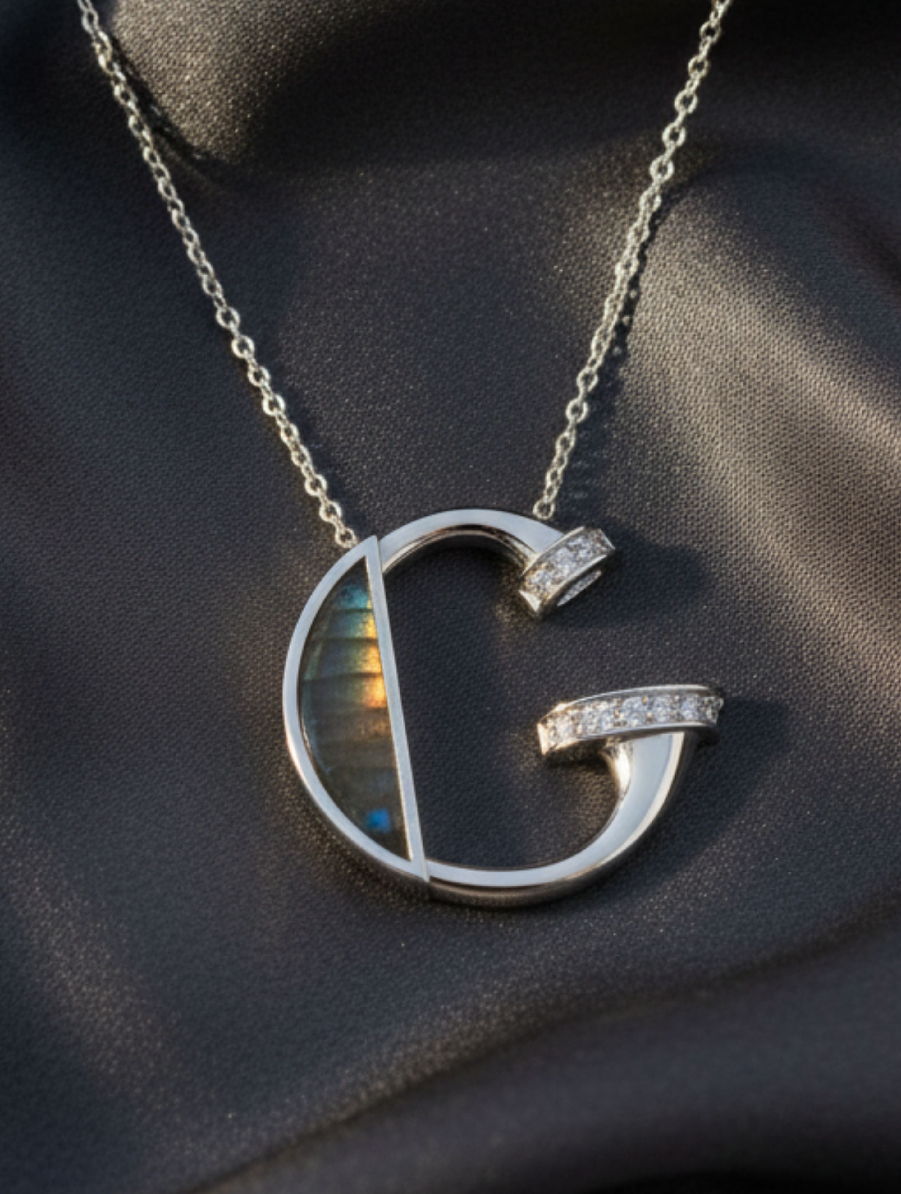 Signery ‘G Initial Pendant – Labradorite Moissanite & Rhodium Plated