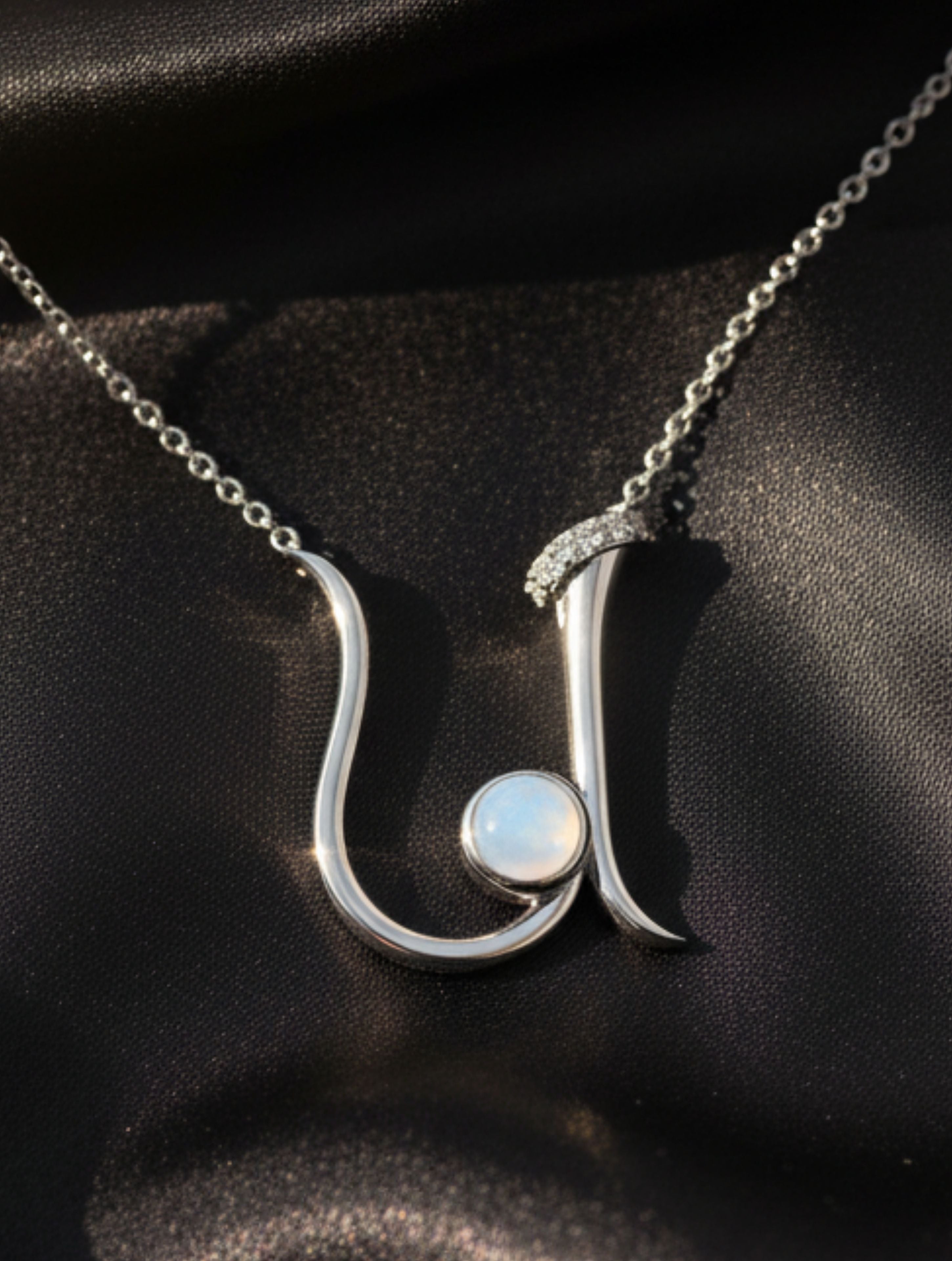 Signery ‘U’ Initial Pendant – Labradorite Moissanite & Rhodium Plated