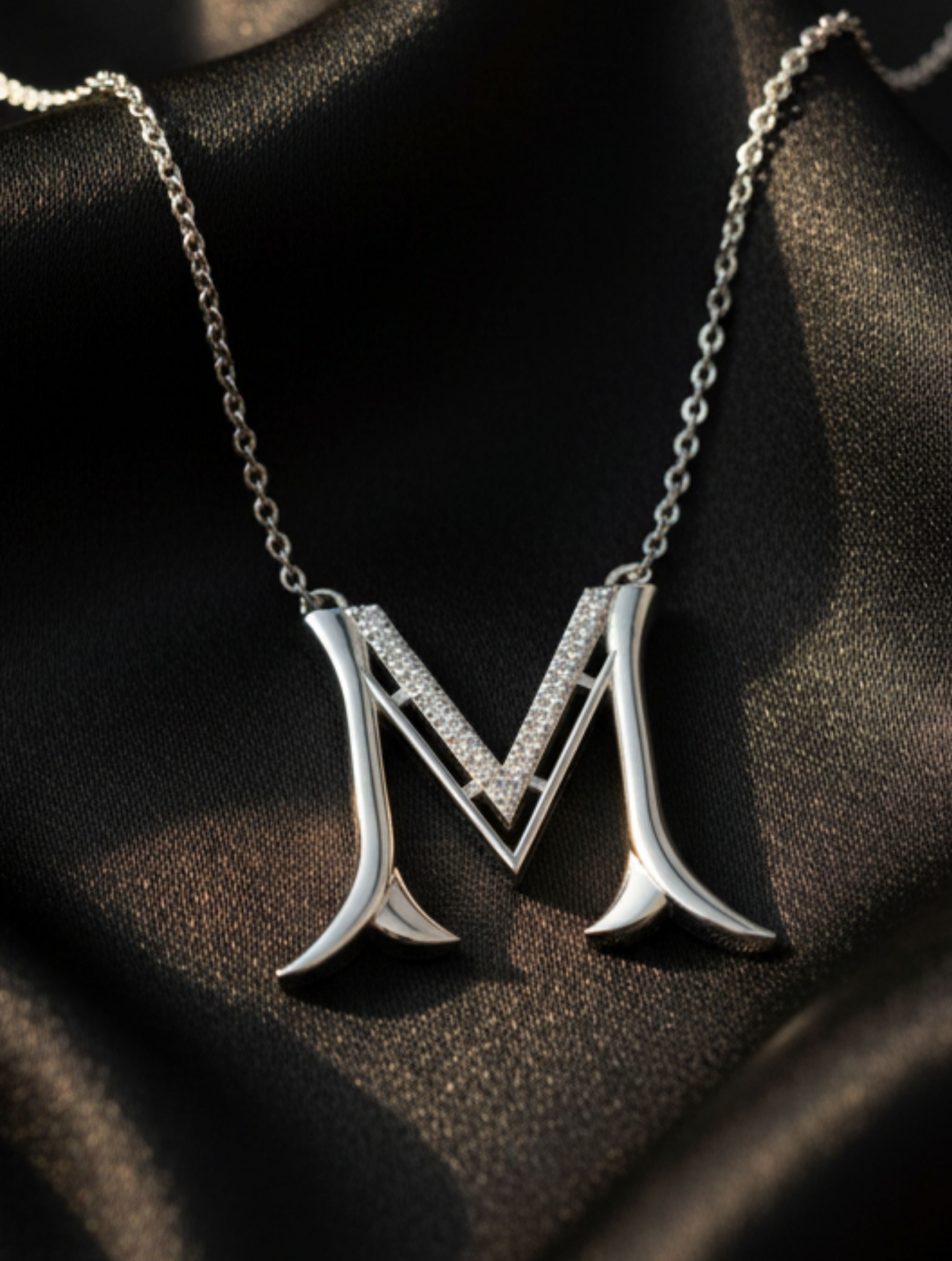 Signery ‘M’ Initial Pendant – Moissanite & Rhodium Plated