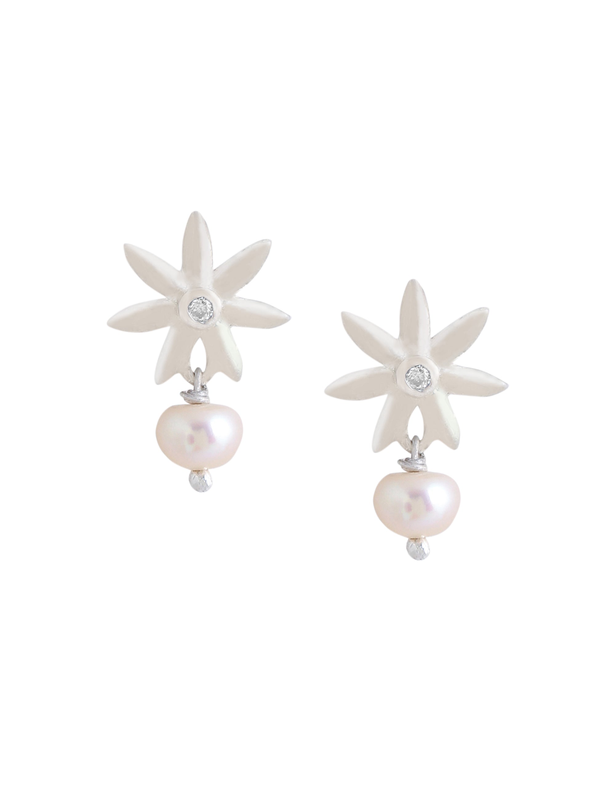 Klassische Ohrstecker mit Blumenperlen aus Metallic