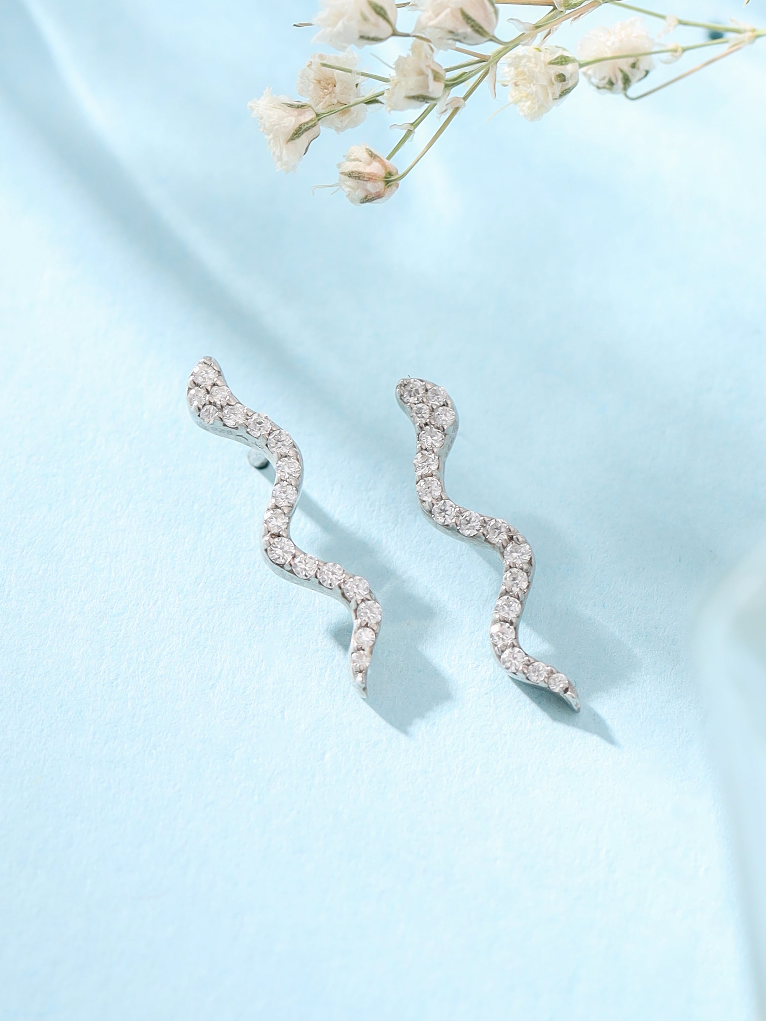 Rhodinierte, wellenförmige Diamant-Moissanit-Ohrringe