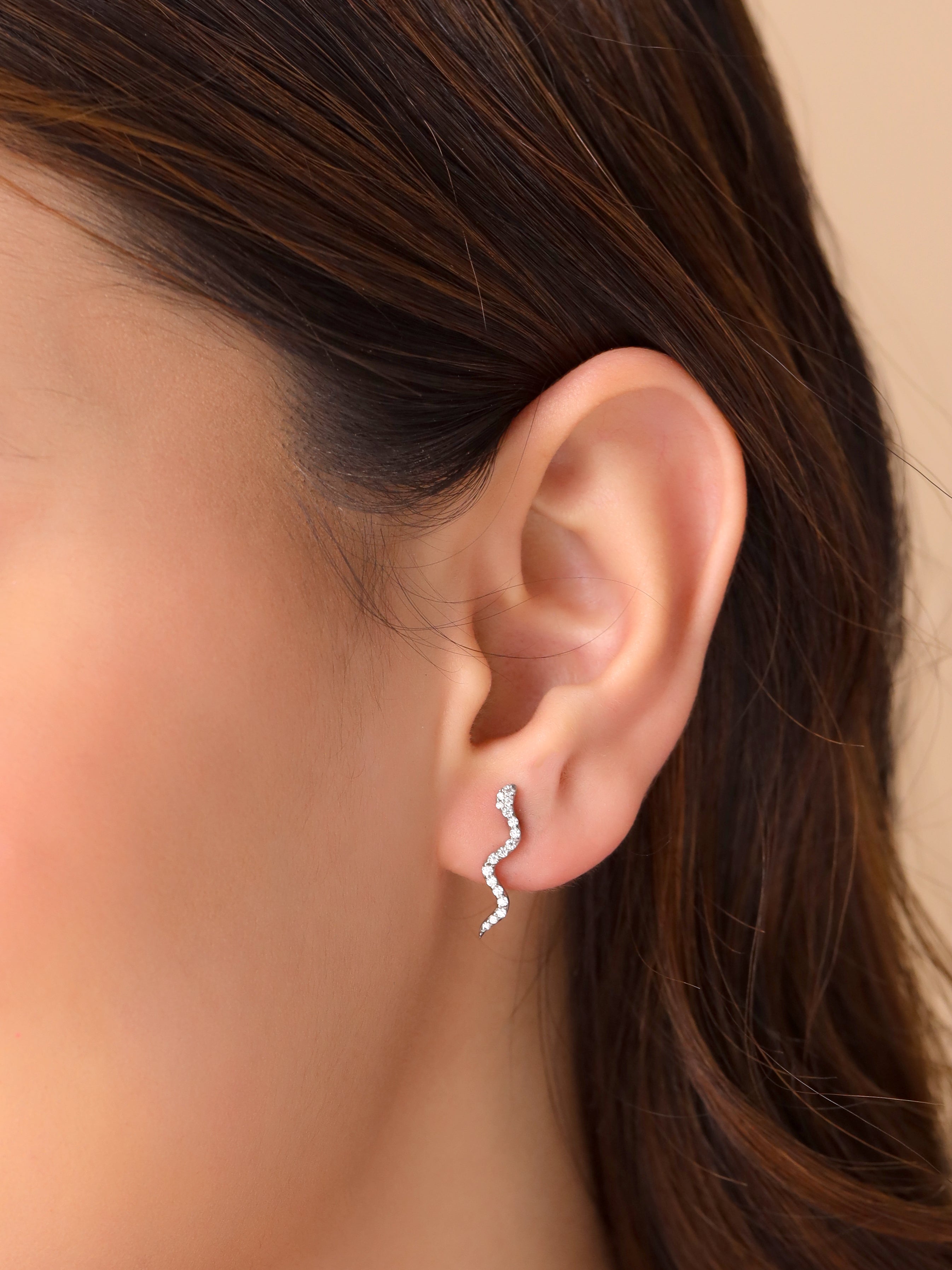 Rhodinierte, wellenförmige Diamant-Moissanit-Ohrringe