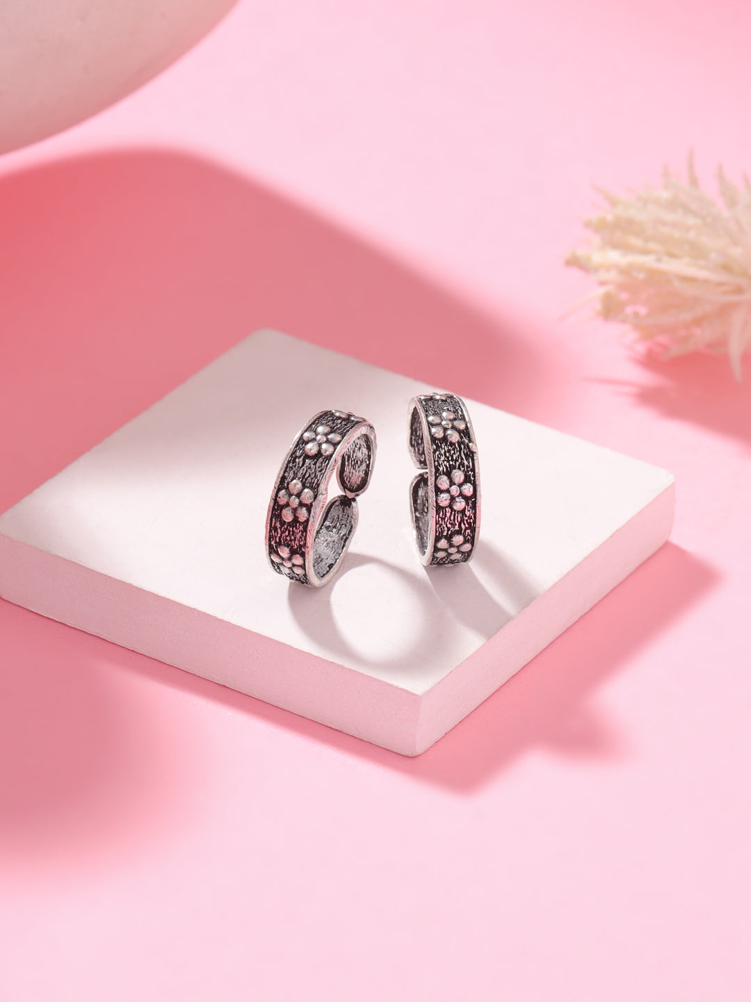 Floral Motifs Oxidized Toe Ring