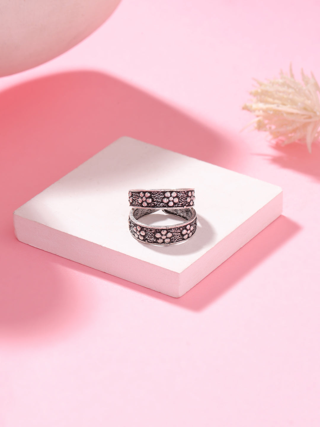 Floral Motifs Oxidized Toe Ring