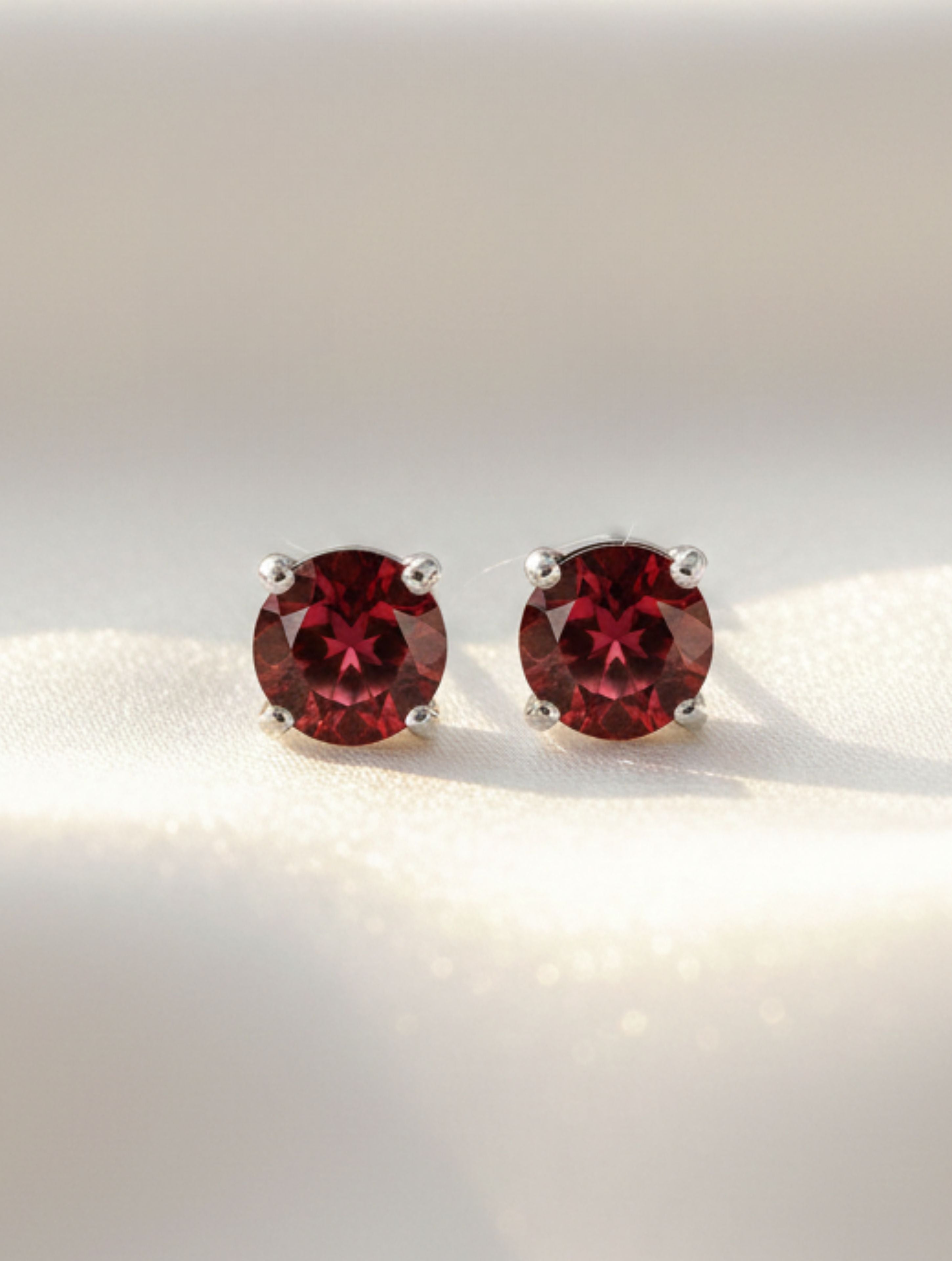 Round-Cut Natural Garnet Stud Earrings in 925 Sterling Silver