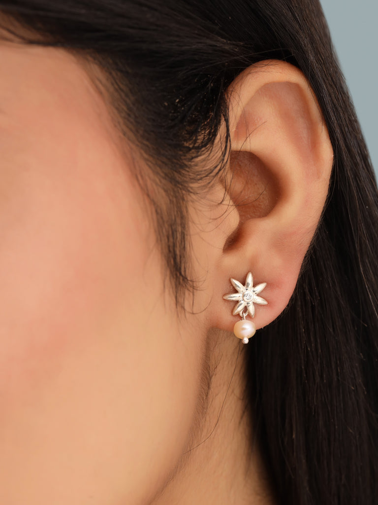 Klassische Ohrstecker mit Blumenperlen aus Metallic