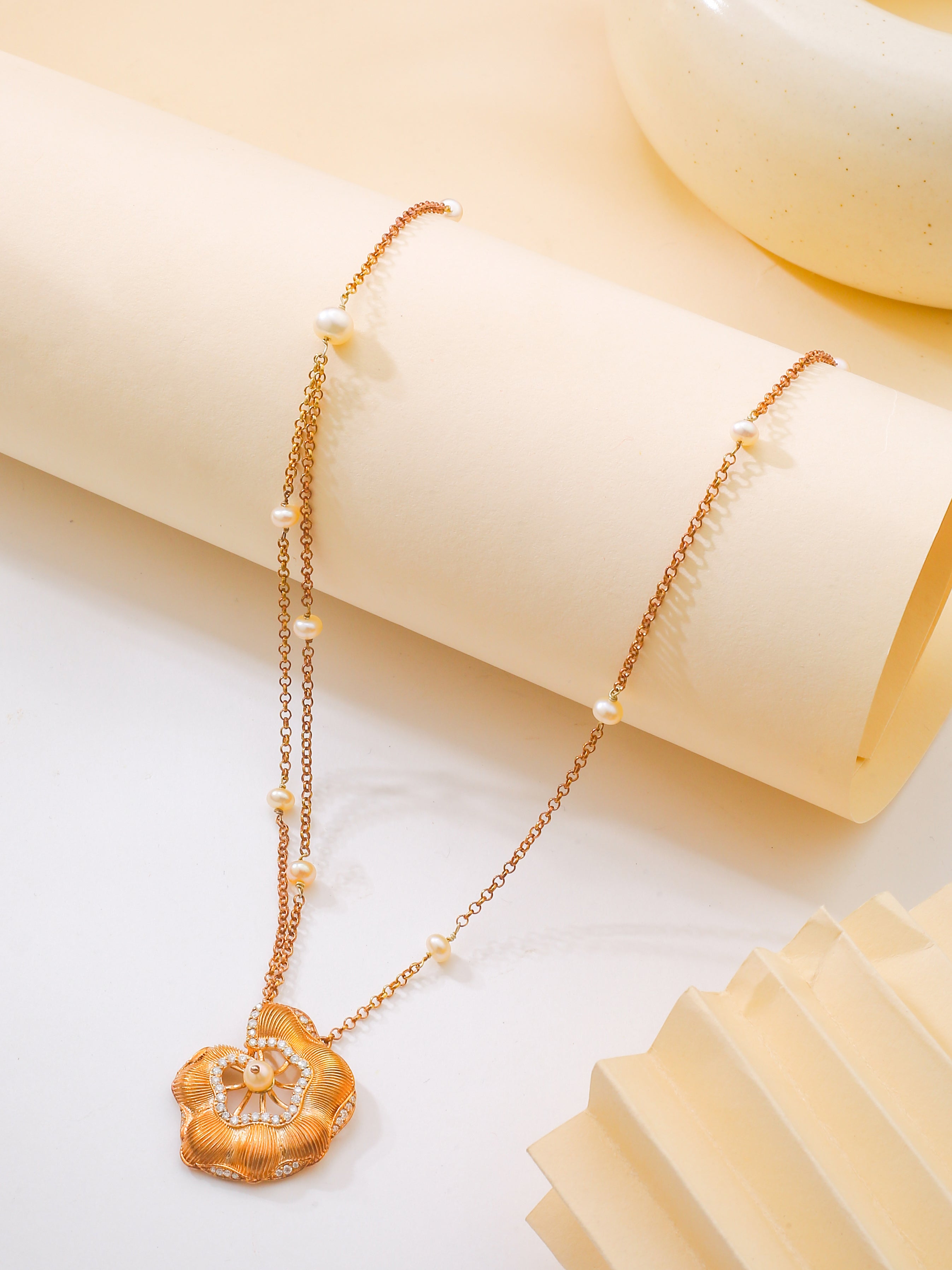 Frill pearl Pendant with Chain