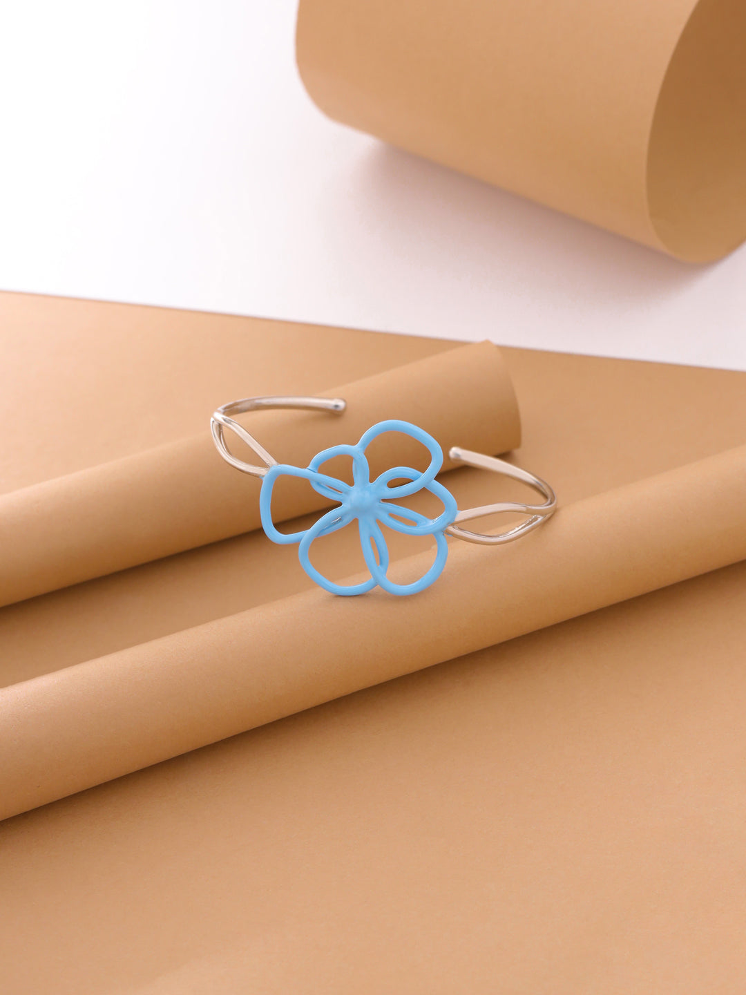 Rhodiniertes Manschettenarmband aus der Quirky Flower Corolla-Kollektion
