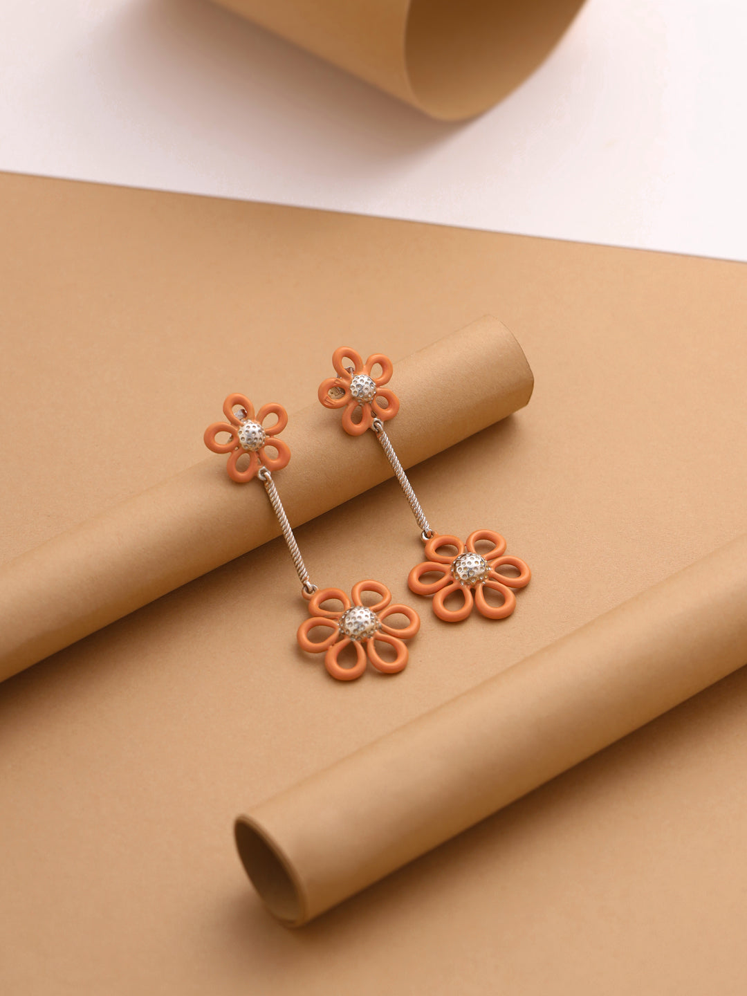 Ohrringe aus der Corolla-Kollektion mit Blumenmotiven in Pastell-Orange 925 Silber