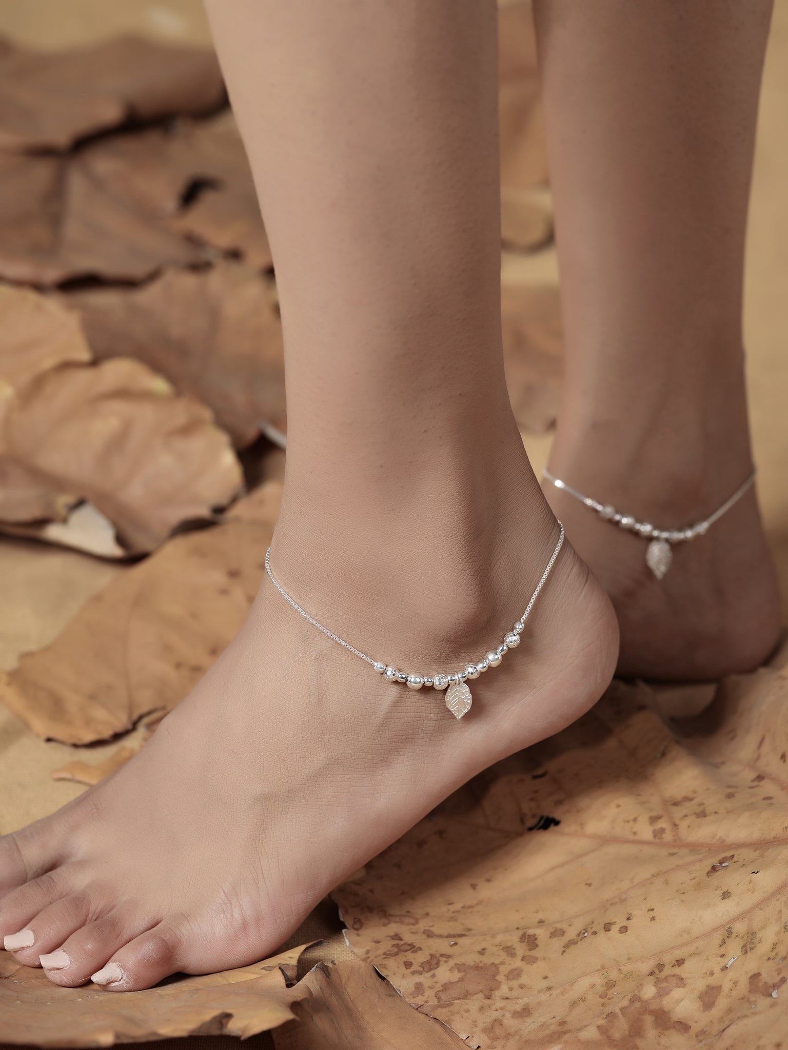 Nature's Elegance: Leaf Charm and Metal Ball Silver Anklet